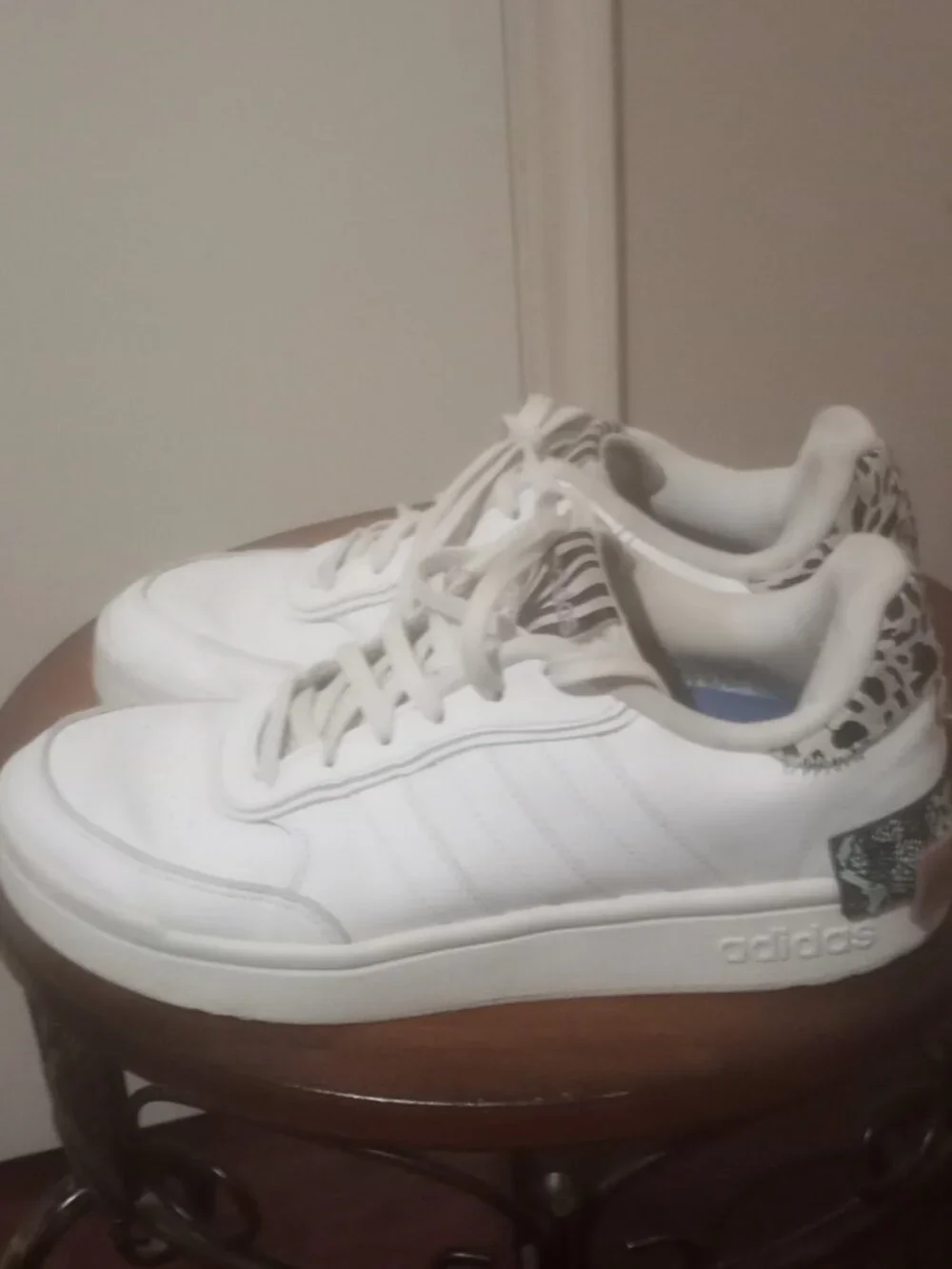 Adidas Postmove SE Low-Top White and Animal Print Sneakers GY6123 Women's Sz 9.5